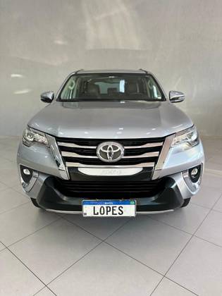 TOYOTA HILUX 2.8 SRX 4X4 CD 16V DIESEL 4P AUTOMÁTICO TOYOTA HILUX 2.8 SRX 4X4 CD 16V DIESEL 4P AUTOMÁTICO